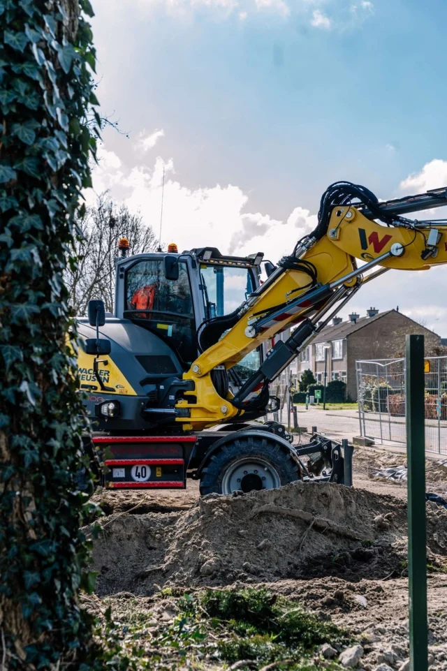Voorbereiden op bouwen 💪In Aalburg zijn we aan de slag met de bouwplaatsinrichting voor een nieuwe school. We hebben de puinbaan aangelegd en de werkplekken rond het bouwterrein voorbereid, zodat de aannemer straks direct aan de slag kan.📞 085 20 07 434
✉️ info@kapaan.nl
🌐 www.kapaan.nl#kapaan #bouwplaatsinrichting #grondwerk #aalburg #bouwproject #infraproject #betuwe #rhenen #hardenberg #veenendaal #opheusden #kesteren