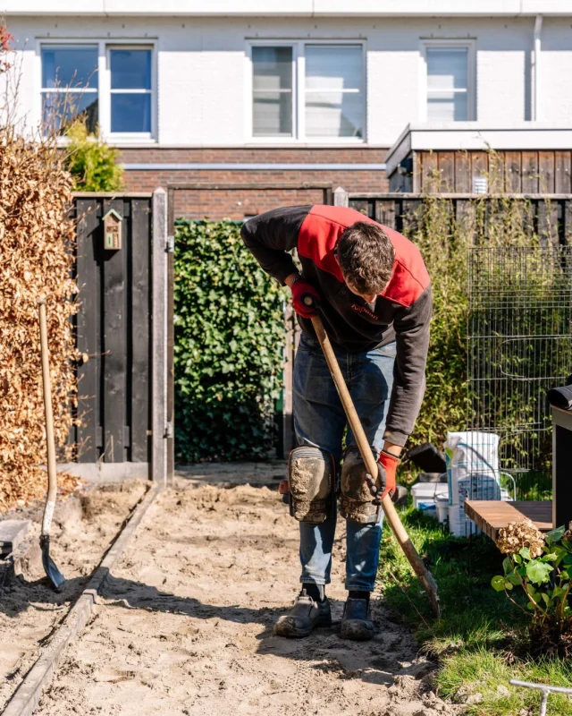 Een nieuwe tuin begint bij een goed plan. ✍️Bij Kapaan vertalen we jouw wensen naar een doordacht ontwerp en gaan we daarna met zorg aan de slag met het aanleggen van de tuin. Denk aan grondwerk, bestrating, beplanting en eventueel een terras of veranda: alles wordt afgestemd op jouw stijl en leefwensen. 🏡Droom jij ook van een tuin op maat? Neem contact met ons op!📞 085 20 07 434
✉️ info@kapaan.nl
🌐 www.kapaan.nl#kapaan #tuinaanleg #droomtuin #tuinideeën #hovenier #buitenleven #betuwe #opheusden #rhenen #veenendaal #kesteren