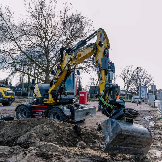 Met deze krachtpatsers maken we het verschil! 🚜Bij Kapaan zijn we trots op ons moderne machinepark. Of het nu gaat om grondwerk, het egaliseren van terreinen of het voorbereiden van een complete tuinaanleg, met onze machines klaren we de klus snel, netjes en professioneel. 💪📞 085 20 07 434
✉️ info@kapaan.nl
🌐 www.kapaan.nl#kapaan #grondwerk #machines #tuinaanleg #hovenier #betuwe #kesteren #opheusden #rhenen #droomtuin